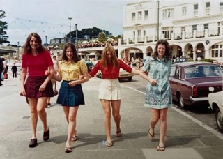 友人４人はデボン州トーキーを旅行中に撮影したこのお気に入りの写真を５０年以上後に再現した