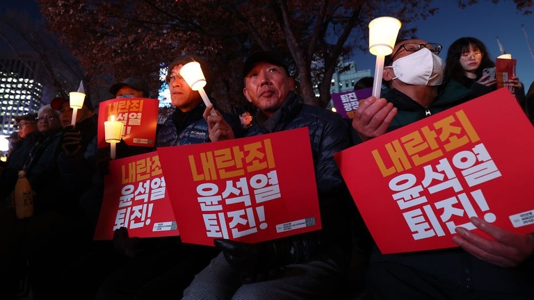 キャンドルを灯して行われた抗議デモ＝４日、韓国・ソウル/Chung Sung-Jun/Getty Images