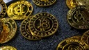 ビットコイン、初の１０万ドル突破　次期政権への期待高まる