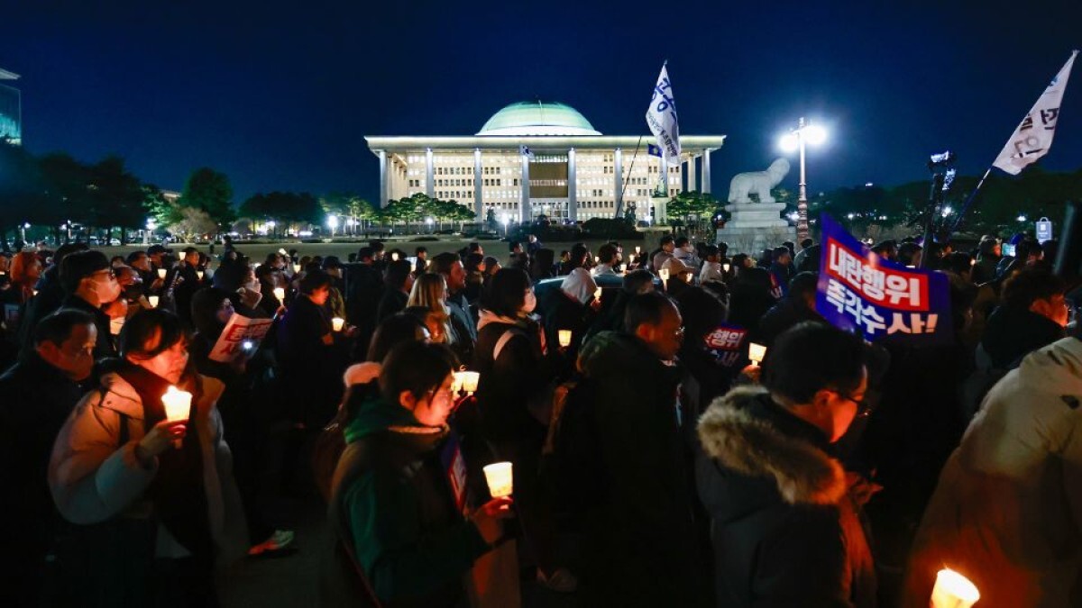 国会議事堂前で尹錫悦大統領に抗議する人々＝４日、韓国・ソウル/Daniel Ceng/Anadolu/Getty Images