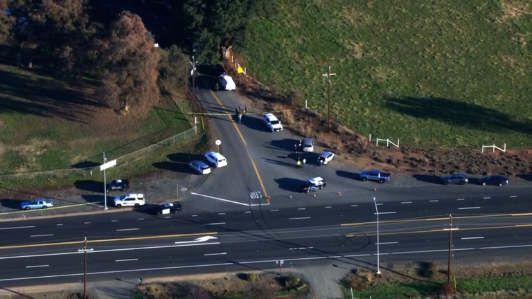 米カリフォルニア州オロビルの銃撃現場に駆け付けた救急隊員ら/KCRA