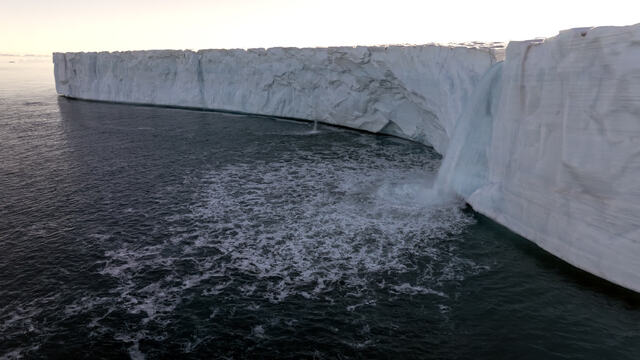 北極圏のスバールバル諸島にあるブロスフェルブリーン氷河から水が流れ落ちる様子。トルコの国立北極科学調査隊は、地球規模の気候変動により海氷が減少していることを確認した＝７月６日/Sebnem Coskun/Anadolu/Getty Images