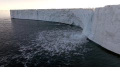 北極圏のスバールバル諸島にあるブロスフェルブリーン氷河から水が流れ落ちる様子。トルコの国立北極科学調査隊は、地球規模の気候変動により海氷が減少していることを確認した＝７月６日