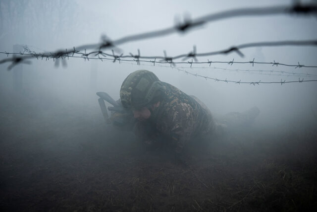 軍事演習に参加する新兵＝３月１２日、ウクライナ中部/Viacheslav Ratynskyi/Reuters