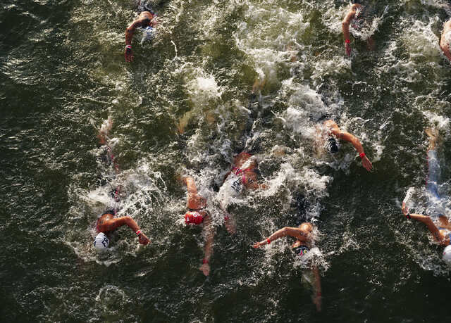 オープンウォーター女子１０キロでセーヌ川を泳ぐ選手たち。大会中、川の水質が問題となっていたが、主催者はレースができる状態と判断した＝８月８日/David Davies/PA/AP