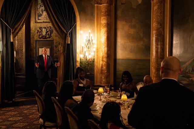 トランプ氏がフロリダ州パームビーチにある邸宅「マール・ア・ラーゴ」での夕食会に姿を見せる様子。口止め料支払いを巡る公判で有罪を言い渡された１週間後だった＝６月５日/Eva Marie Uzcategui/Getty Images