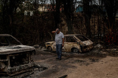 チリのビニャデルマルで発生した山火事で焼けた自宅跡に立ち尽くす男性。チリの広範囲を襲ったこの山火事は同国史上最悪の死者数を記録したとみられている＝２月４日