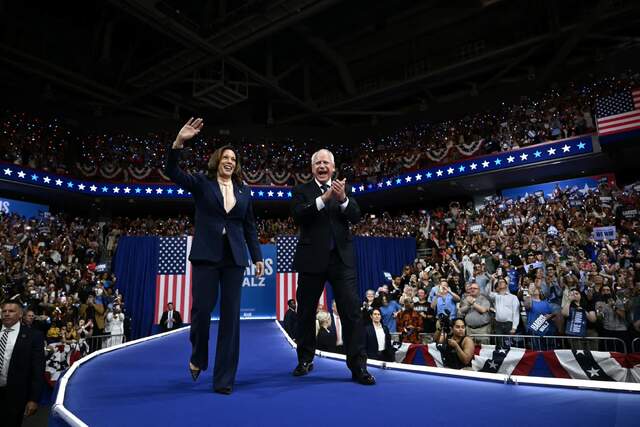 ハリス氏と副大統領候補のウォルズ・ミネソタ州知事が初となる共同選挙集会を開催＝８月６日/Brendan Smialowski/AFP/Getty Images