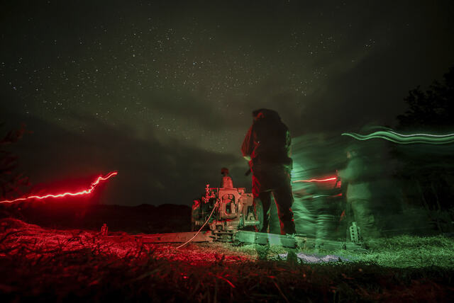 長時間露光で撮影されたこの写真は、ウクライナ南部ヘルソンのロシア軍陣地に向け発射するために大砲を準備するウクライナ兵を捉えている＝１０月２７日/Marko Ivkov/AP