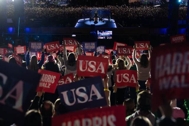 最後の集会中、フィラデルフィア美術館の前で演説するハリス氏＝１１月４日/Kent Nishimura/Getty Images