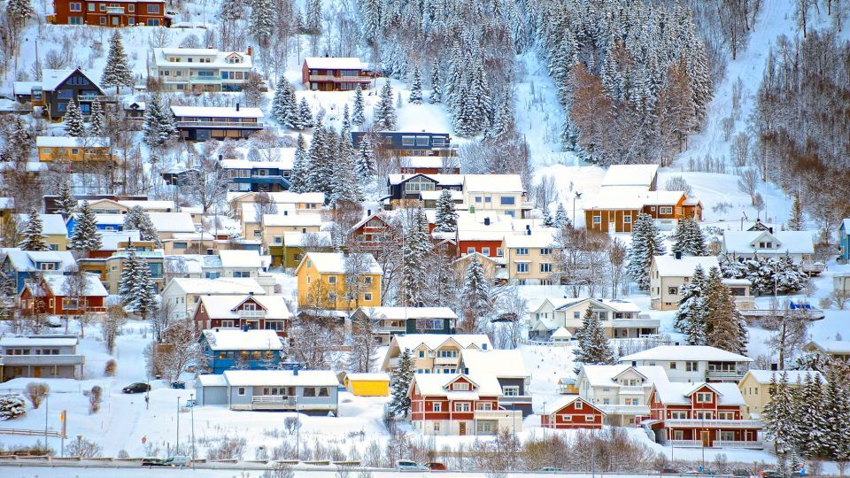 ノルウェー・トロムソ：北極圏に位置し、クリスマスシーズンは極夜となるこの町では、通りはイルミネーションで彩られ、クリスマスマーケットの売店がいたるところに点在する/Diana Robinson Photography/Moment RF/Getty Images