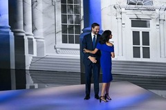 トランプ氏と伴走する副大統領候補のＪ・Ｄ・バンス氏が党大会での演説前、妻のウシャさんから声を掛けられる様子