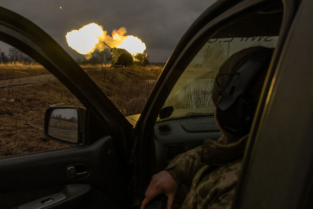  ドネツクのロシア陣地に向けてりゅう弾砲が発射された＝１月２０日/Roman Pilipey/AFP/Getty Images