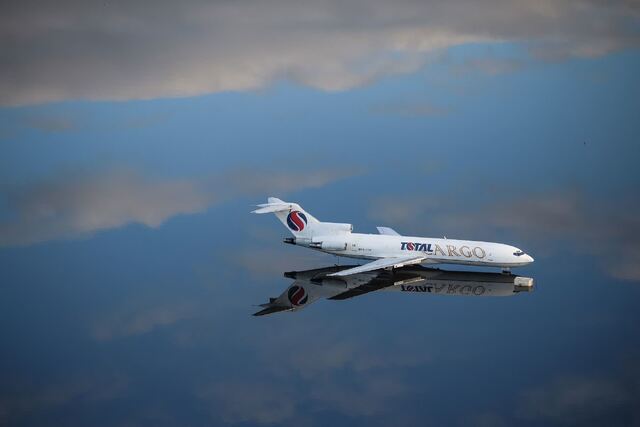 ブラジル・ポルトアレグレの国際空港で航空機が冠水した滑走路で立ち往生している。記録的な豪雨によって同国南部の一部は数週間にわたる洪水に見舞われた＝５月２０日/Anselmo Cunha/AFP/Getty Images