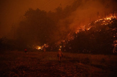 ポルトガルのリベイラ・デ・フラグアスで消防士が山火事の消火にあたっている。ポルトガル全土で発生した山火事により、当局は幹線道路などの閉鎖を余儀なくされた＝９月１６日