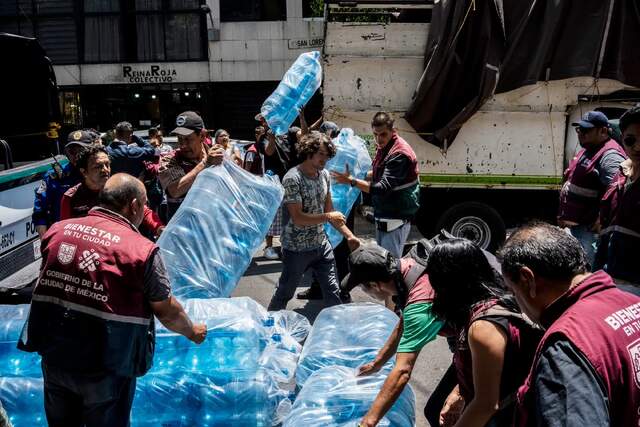 メキシコ首都メキシコ市で飲料水用の容器が配布された。人口約２２００万人の同市は、地理的条件、無秩序な都市開発、漏水するインフラなどさまざまな問題に気候変動の影響が重なり、深刻な水危機に直面している＝４月１３日/Cesar Rodriguez/The New York Times/Redux