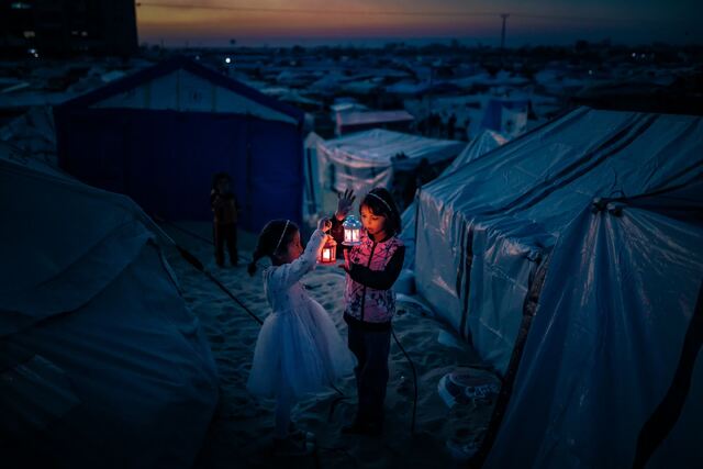 ラファのパレスチナ人難民がテントにランタンを飾る様子＝２月２９日/Belal Khaled/Anadolu/Getty Images