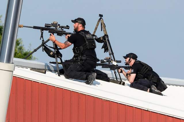 集会会場の上方で目撃された警察のスナイパー。法執行当局の情報筋と現場の警官によると、銃撃犯は会場に隣接する建物の屋上にいたという/Eric Lee/The New York Times/Redux