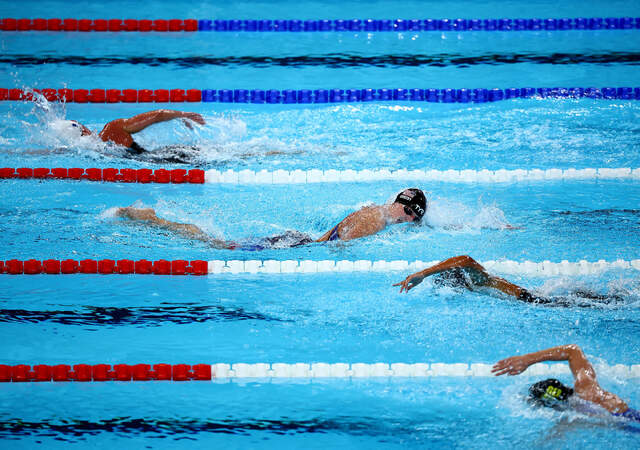 米国の伝説的競泳選手ケイティ・レデッキー（写真上から２番目）は１５００メートル自由形でオリンピック記録を更新。レデッキ－はパリ大会で五輪女子競泳史上最多のメダルを獲得。獲得した１４個のうち9個は金メダル＝７月３１日/Agustin Marcarian/Reuters