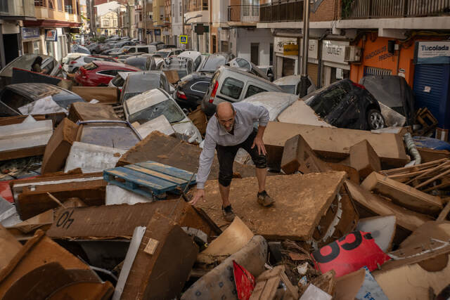 スペイン・バレンシアでがれきに覆われた通りを歩く男性。同国南部・東部では鉄砲水が発生、数時間で最大３００ミリの大雨に見舞われた地域もあった。死者の大半は２８年ぶりの豪雨となったバレンシア地方で発生した＝１０月３０日/David Ramos/Getty Images