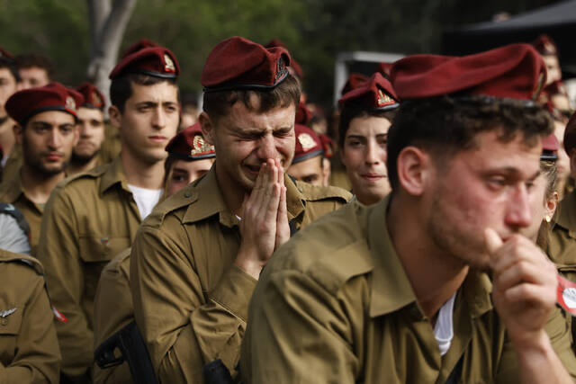 ガザ南部の戦闘で死亡した下士官の葬式に出席するイスラエル兵＝３月７日/Amir Levy/Getty Images