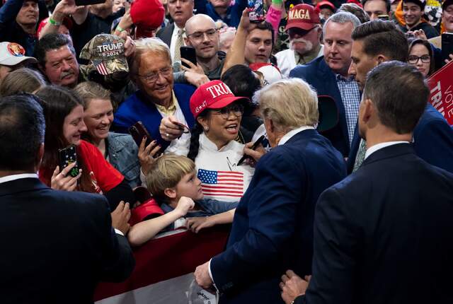 選挙集会で支持者のシャツにサインをするトランプ氏＝２月２３日、サウスカロライナ州ロックヒル/Doug Mills/The New York Times/Redux