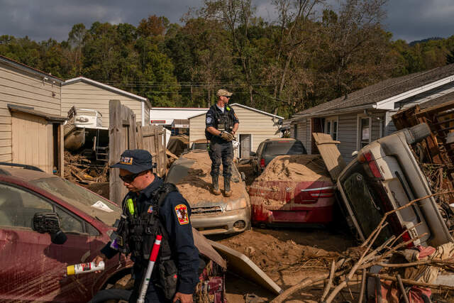 米ノースカロライナ州スワンナノアでハリケーン「へリーン」によって破壊された住宅地を捜索する救助チーム。へリーンはノースカロライナ州西部を廃虚に変えた＝１０月６日/Loren Elliott/The New York Times/Redux