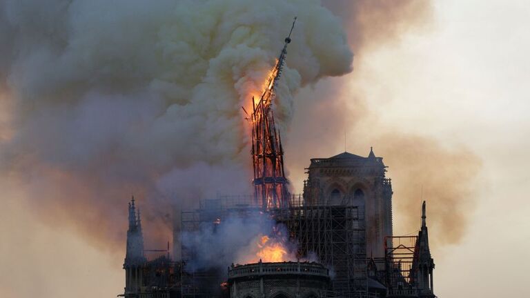 大聖堂が燃える様子/Geoffroy Van Der Hasselt/AFP/Getty Images