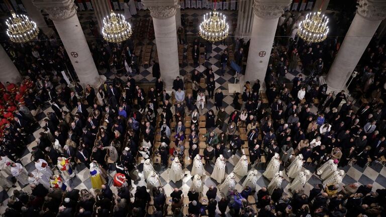 式典のために到着した聖職者/Christophe Petit Tesson/Pool/AFP/Getty Images