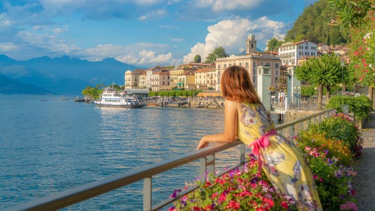 イタリアのコモ湖には２０２３年、５６０万人以上が訪れた/Roberto Moiola/Sysaworld/Moment RF/Getty Images