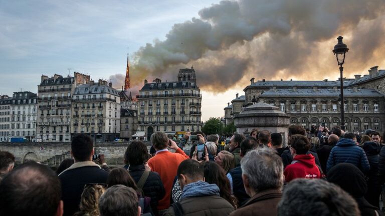 火災に見舞われた大聖堂を見守る人たち/Nicolas Liponne/NurPhoto/Getty Images