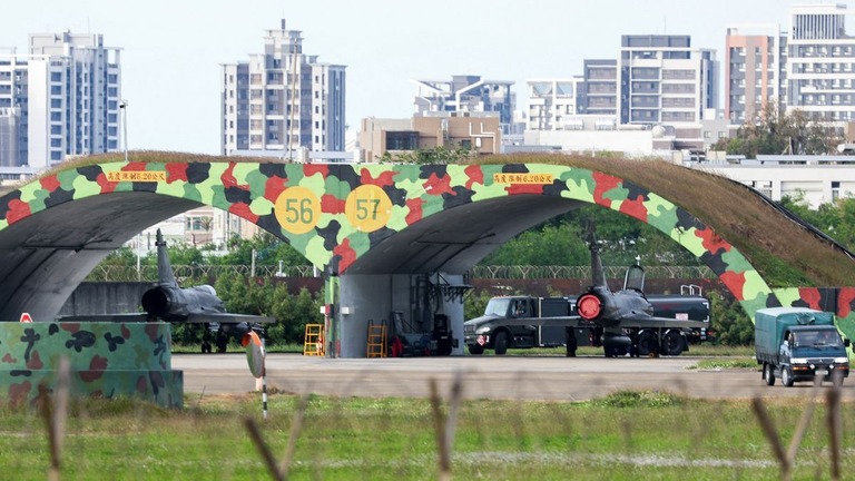 駐機するミラージュ２０００戦闘機＝９日、台湾・新竹市/I-Hwa Cheng/AFP/Getty Images