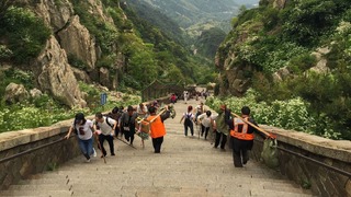 泰山での山登りを楽しむ人たち