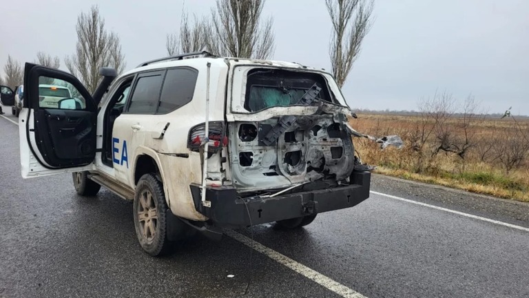 ＩＡＥＡに所属する装甲車両の後部がドローン攻撃で損壊した/From Volodymyr Zelensky/X