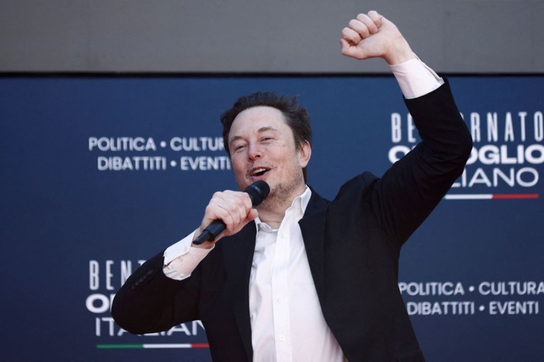 メローニ氏が主宰した政治イベントに参加した実業家のイーロン・マスク氏＝２０２３年１月、イタリア首都ローマ/Guglielmo Mangiapane/Reuters