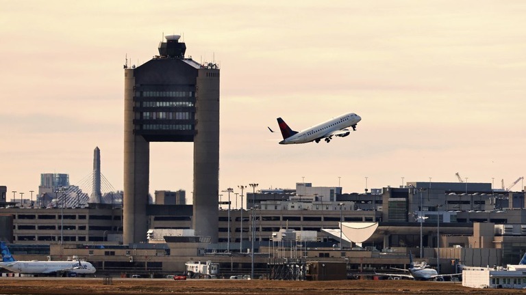 米ボストンにあるローガン国際空港から飛び立つ飛行機＝２０２３年３月/Pat Greenhouse/The Boston Globe via Getty Images/FILE