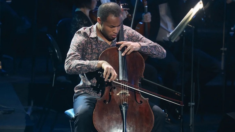 授賞式のステージで演奏するシェク・カネーメイソンさん＝２月２９日、南フランス/Pascal Guyot/AFP/Getty Images