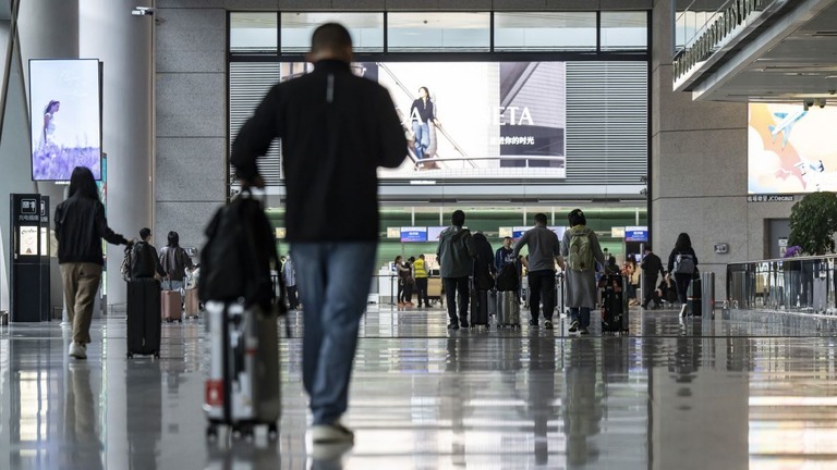 中国で、乗り継ぎの旅行者がビザ（査証）なしで同国に滞在できる期間が２４０時間（１０日間）に延長される/Qilai Shen/Bloomberg/Getty Images