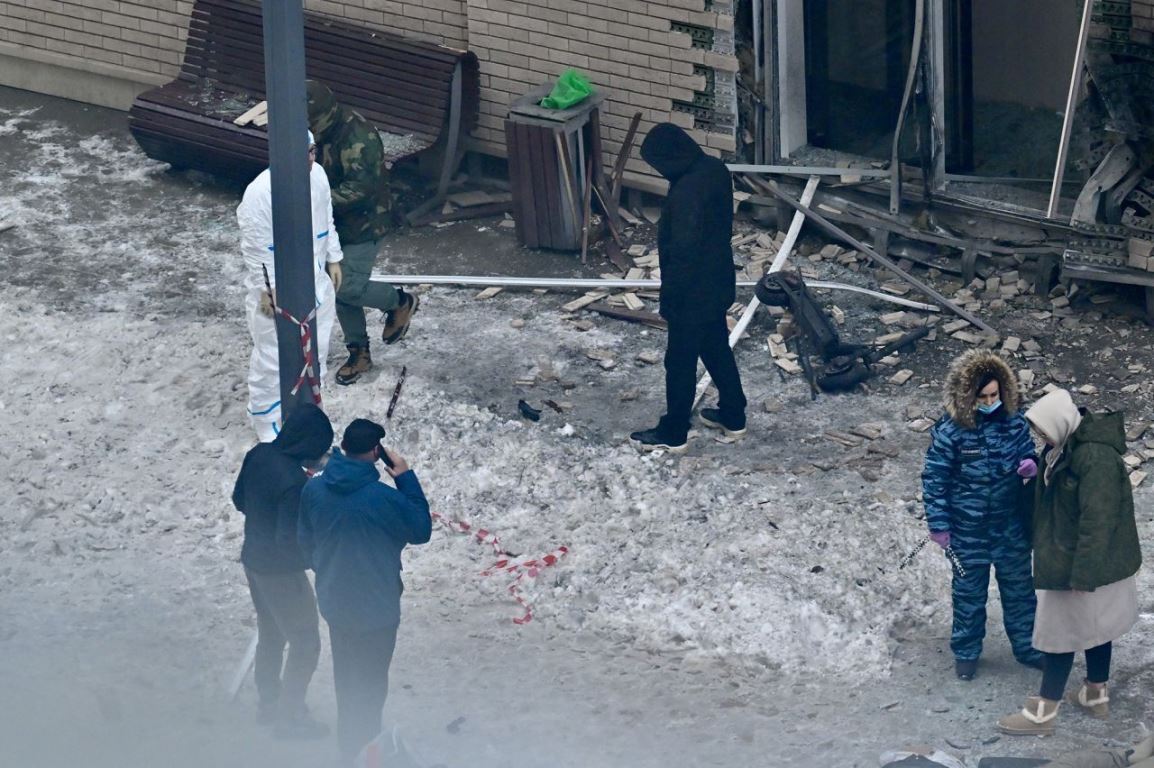 爆発で破壊された建物や歩道の様子/Sefa Karacan/Anadolu/Getty Images