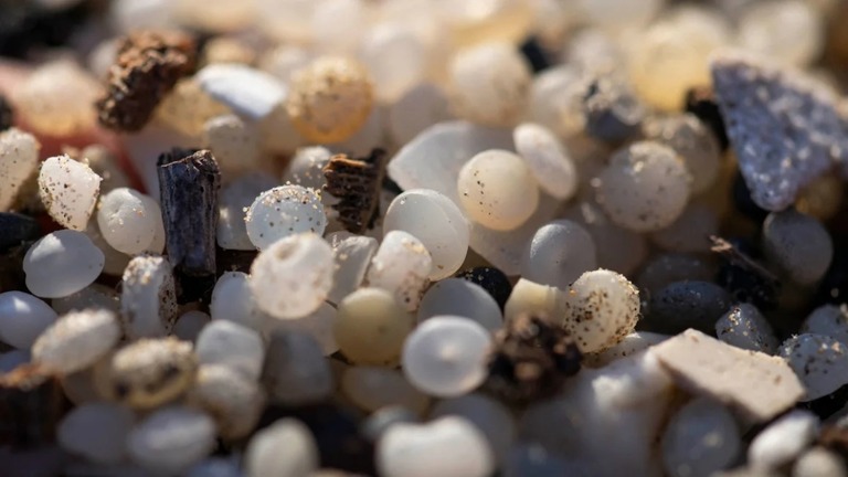 海岸でみられるプラスチック粒子＝１月１２日、スペイン・タラゴナ/Josep Lago/AFP/Getty Images/File