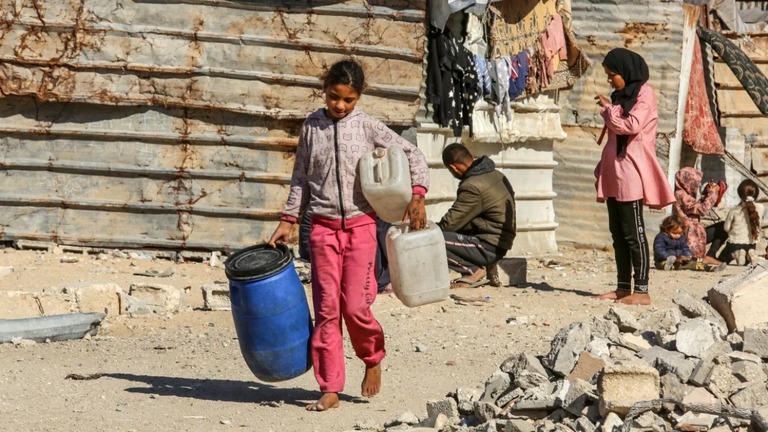 水を入れる容器を運ぶ少女＝１２月４日、ガザ地区南部ハンユニス/Abed Rahim Khatib/Anadolu/Getty Images