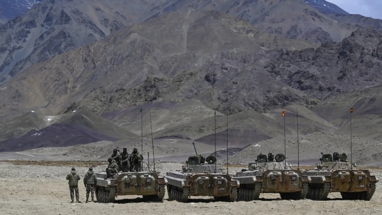 インド軍駐屯地の装甲車両＝５月１９日、ラダック東部/Tauseef Mustafa/AFP/Getty Images/File