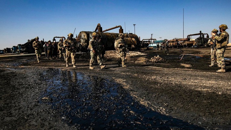 派遣された米軍兵士ら＝１０月２８日、シリア北東部
/Delil Souleiman/AFP/Getty Images