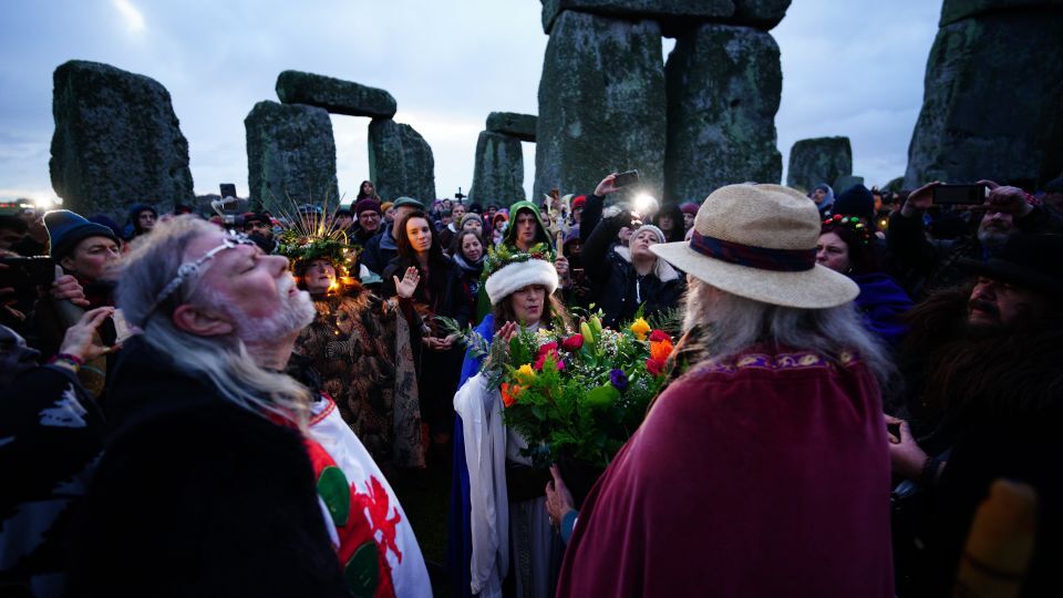 ストーンヘンジで冬至の日の祝祭に参加する人々＝２０２３年１２月２２日撮影/Ben Birchall/PA Images/Getty Images/File