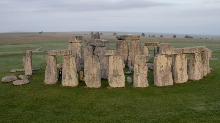 熱気球から眺めた英イングランド・ウィルトシャーの古代遺跡ストーンヘンジ/Matt Cardy/Getty Images/File