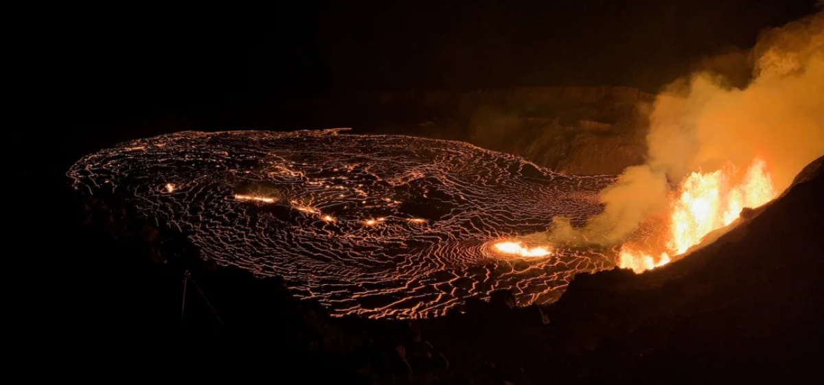 カルデラの西側部分から溶岩が噴き出ている＝２３日、ハワイ島キラウエア火山/M. Zoeller/USGS/Reuters