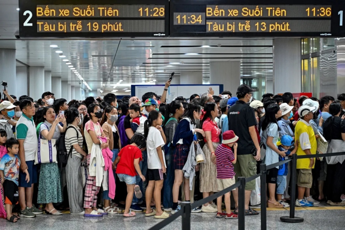 都市鉄道1号線に乗るため列を作る人々＝２２日、ベトナム・ホーチミン/Nhac Nguyen/AFP/Getty Images