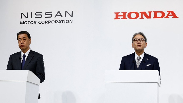 日産自動車の内田誠社長（左）とホンダの三部敏宏社長/Kim Kyung-Hoon/Reuters