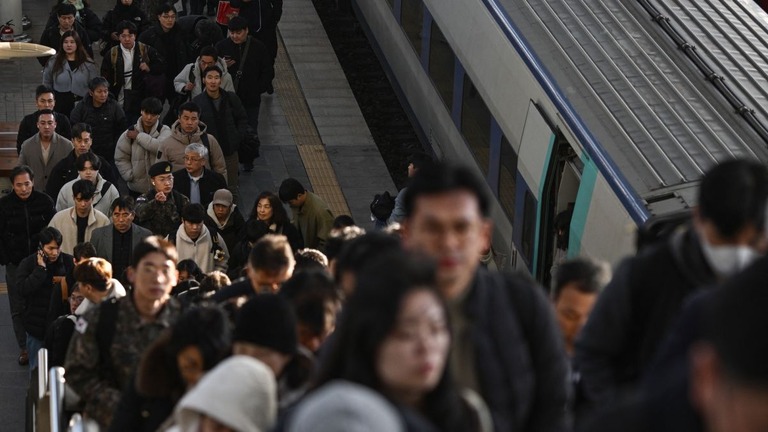 韓国で人口全体に占める６５歳以上の割合が２０％を超えた/Anthony Wallace/AFP/Getty Images