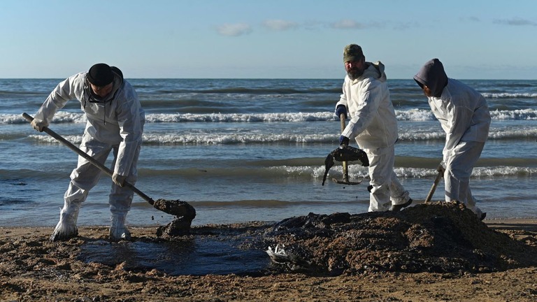 海岸に流出した重油の清掃作業に取り組むボランティア＝２０日、ロシア・アナパ近郊/Sergey Pivovarov/Reuters